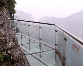 Chiński most wiszący ze szkła