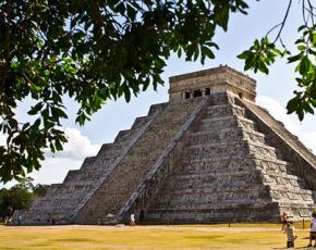 Chichen Itza është një qytet i lashtë Maja në Meksikë ku ndodhen piramidat dhe tempujt e famshëm Mayan.